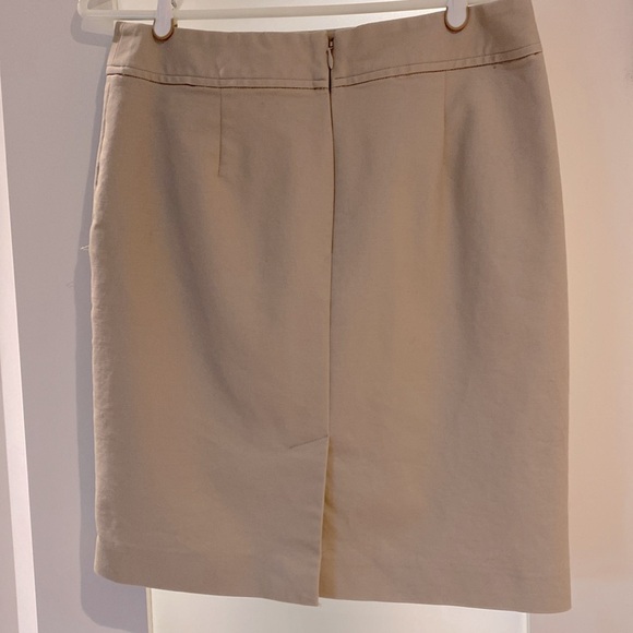 Banana Republic cream colour skirt. 19 inches long. Zip in the back. 2 pockets. - Picture 2 of 5